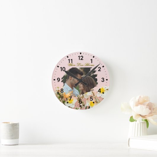Where Love Blooms | Personalized Spring Romance  Runde Wanduhr (Zuhause)