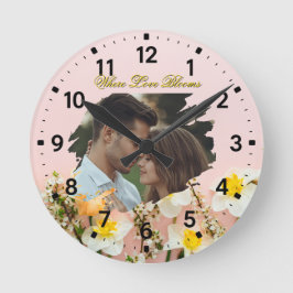 Where Love Blooms | Personalized Spring Romance  Runde Wanduhr