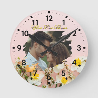 Where Love Blooms | Personalized Spring Romance  Runde Wanduhr