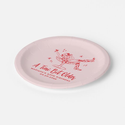 Whimsical A Tini Bit Ältere Rosa und Rot Geburtsta Pappteller (Schrägansicht)