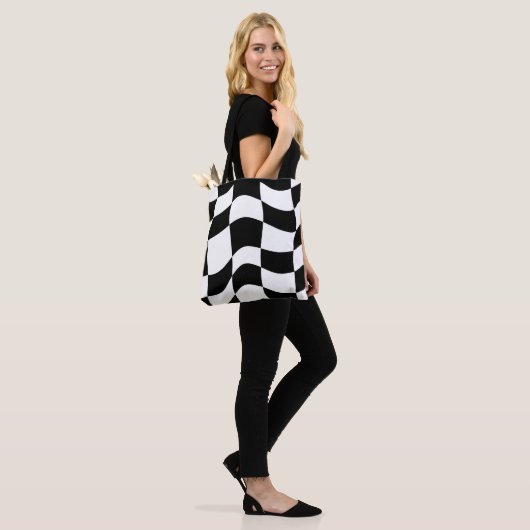 Whimsical Allure: Liniert Gemustert Abstrakt Tasche (Am Model)