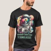 Whimsical Astronaut in Sonnenbrille - Weltraum T-Shirt (Vorderseite)