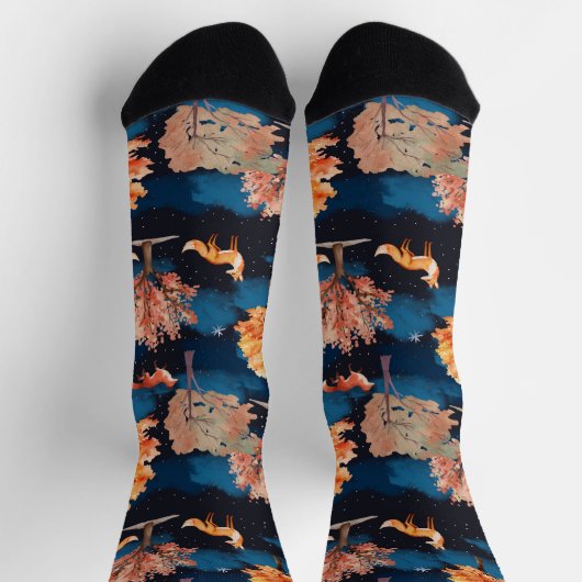 Whimsical Autumn Fox Night Forest Seamless Pattern Socken (Oben)