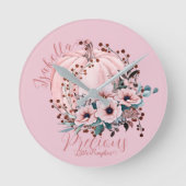 Whimsical Autumnal Pink Pumpkin Floral Runde Wanduhr (Vorderseite)