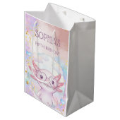 Whimsical axolotl kids birthday mittlere geschenktüte (Vorderseite Schrägansicht)