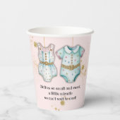 Whimsical Baby Clothes Gender Neutral Baby Dusche Pappbecher (Rückseite)