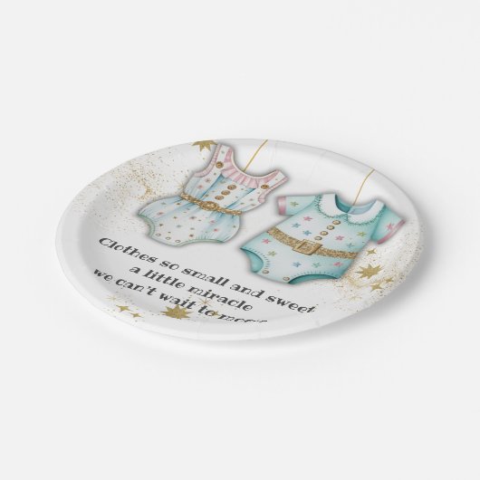 Whimsical Baby Clothes Gender Neutral Baby Dusche Pappteller (Schrägansicht)