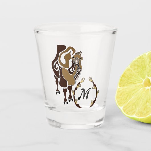 Whimsical Bactrian Camel Monogram Schnapsglas (Vorderseite)