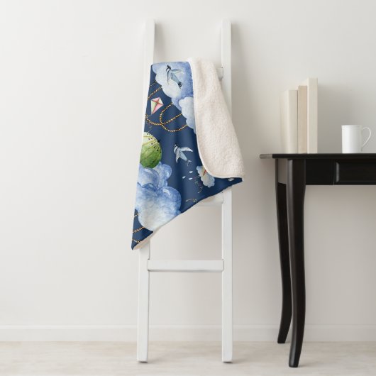 Whimsical Balloons: Watercolor Cloud Pattern Sherpadecke (Beispiel)