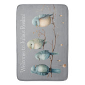 Whimsical Birds on Branches Zeitlose Eleganz Badematte (Vorderseite Vertikal)