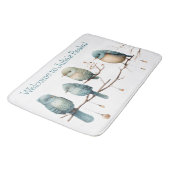 Whimsical Birds on Branches Zeitlose Eleganz Badematte (Schrägansicht)