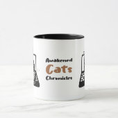 Whimsical Black Cat sitzend auf Laptop Tasse (Zentrum)