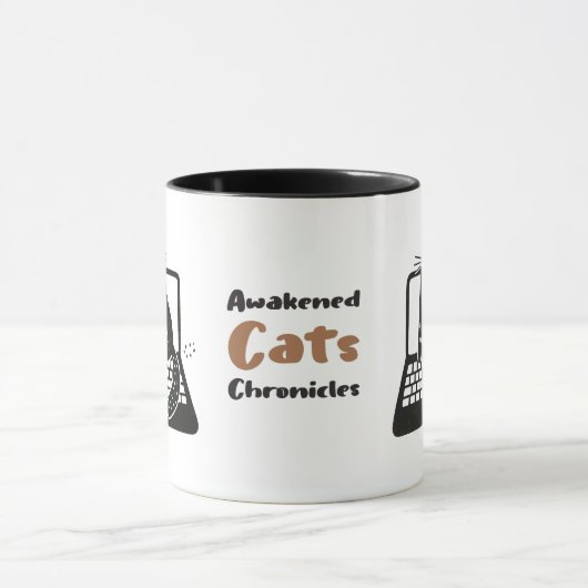 Whimsical Black Cat sitzend auf Laptop Tasse (Zentrum)