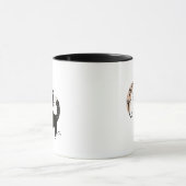 Whimsical Black Cat Watching a Feather Fly Tasse (Zentrum)