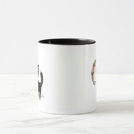 Whimsical Black Cat Watching a Feather Fly Tasse (Zentrum)