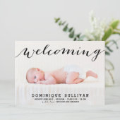 Whimsical Black Script Foto Geburtsankündigung Ankündigung (Stehend Vorderseite)