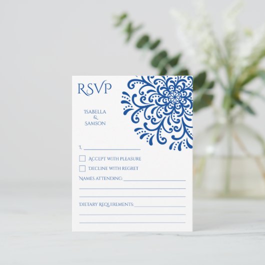 Whimsical Blue Blüh RSVP Card (Stehend Vorderseite)