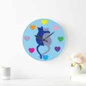 Whimsical Blue Cat Clock with Rainbow Hearts Große Wanduhr (Zuhause)