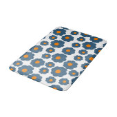Whimsical Blue & Orange Floral Retro, fröhlich Badematte (Schrägansicht)