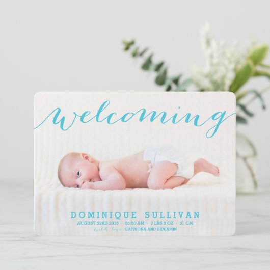 Whimsical Blue Script Foto Geburtsankündigung Ankündigung (Stehend Vorderseite)