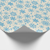 Whimsical Blue Snowflakes Weihnachtsgeschenk Geschenkpapier (Ecke)