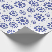 Whimsical Blue White Abstrakt Daisy Muster Geschenkpapier (Ecke)
