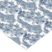 Whimsical Blue White Bunny Rabbit Floral Muster Tischdecke (Schrägansicht)