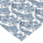 Whimsical Blue White Bunny Rabbit Floral Oaster Tischdecke (Schrägansicht)