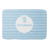 Whimsical Blue White Stripe Preppy Monogram Badematte (Vorderseite)