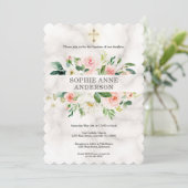 Whimsical Blush White Blume Cross Girl Baptisse Einladung (Stehend Vorderseite)