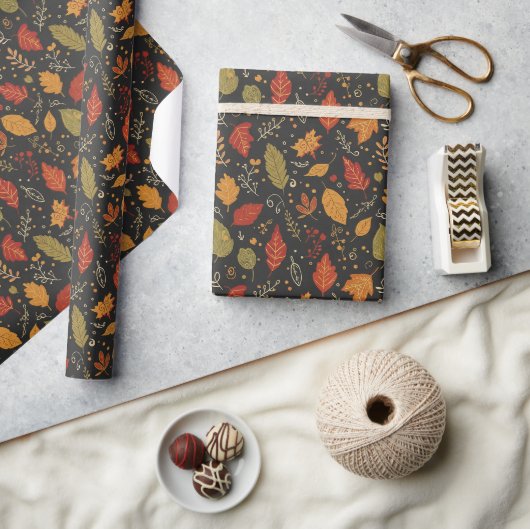 Whimsical Boho Herbstblätter auf Schwarz Geschenkpapier (Kunsthandwerk)