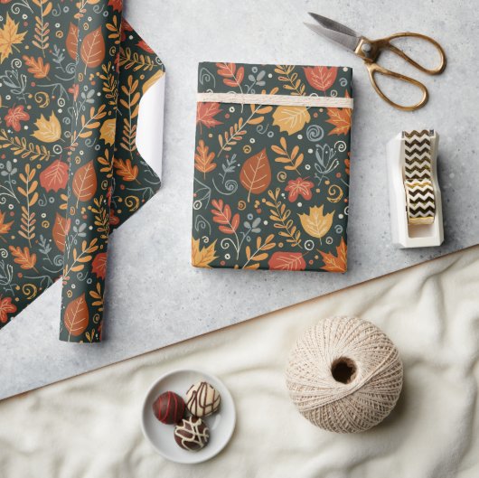 Whimsical Boho Herbstblätter auf Schwarz Geschenkpapier (Kunsthandwerk)