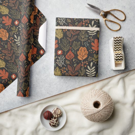 Whimsical Boho Herbstblätter auf Schwarz Geschenkpapier (Kunsthandwerk)