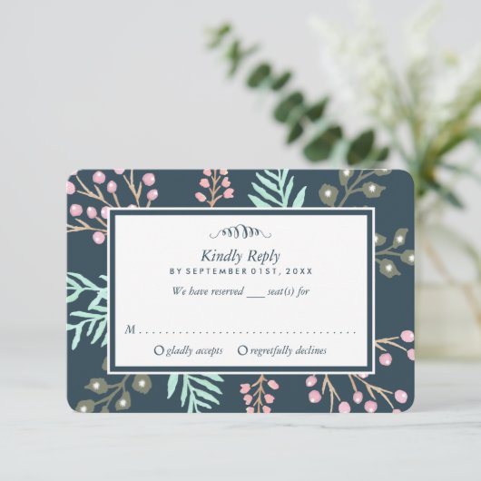 Whimsical Botanical Berry Wedding RSVP (Stehend Vorderseite)