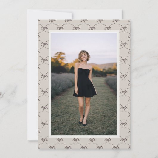 Whimsical Bow Frame Overlay Graduation Einladung (Rückseite)
