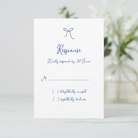Whimsical Bow French Blue Wedding RSVP Karte (Stehend Vorderseite)