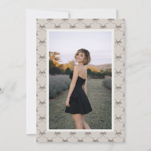 Whimsical Bow Hand Drawn Frame 2026 Graduation Einladung (Rückseite)