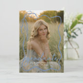 Whimsical Bow Photo Graduation Party Invitation Einladung (Stehend Vorderseite)