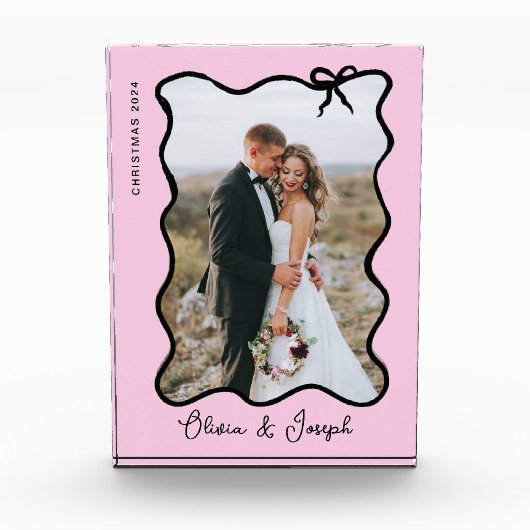 Whimsical Bow | Weich rosa und schwarz Fotoblock (Vorderseite)