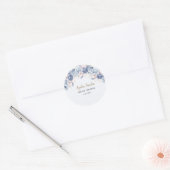 Whimsical Bridal Shower with Soft Blue Flowers Runder Aufkleber (Umschlag)