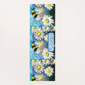 Whimsical Bumble Bee in Daisies Personalisiert Yogamatte (Rückseite)