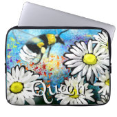 Whimsical Bumble Bee in Daisies Personalized Laptopschutzhülle (Vorderseite)
