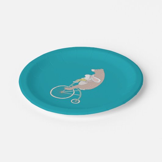 Whimsical Bunny and Bear Reiten Pappteller (Schrägansicht)