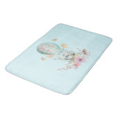 Whimsical Bunny Riding in einem Heißluftballon Badematte (Schrägansicht)