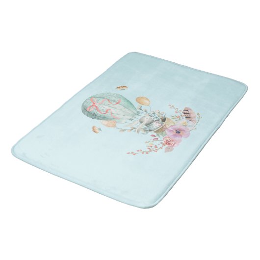 Whimsical Bunny Riding in einem Heißluftballon Badematte (Schrägansicht)