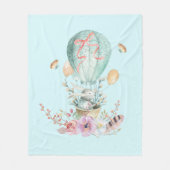 Whimsical Bunny Riding in einem Heißluftballon Fleecedecke (Vorderseite)