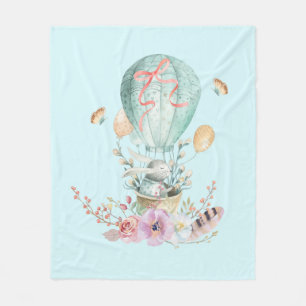 Whimsical Bunny Riding in einem Heißluftballon Fleecedecke