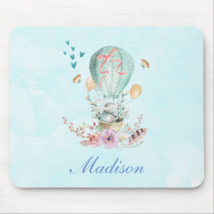 Whimsical Bunny Riding in einem Heißluftballon Mousepad
