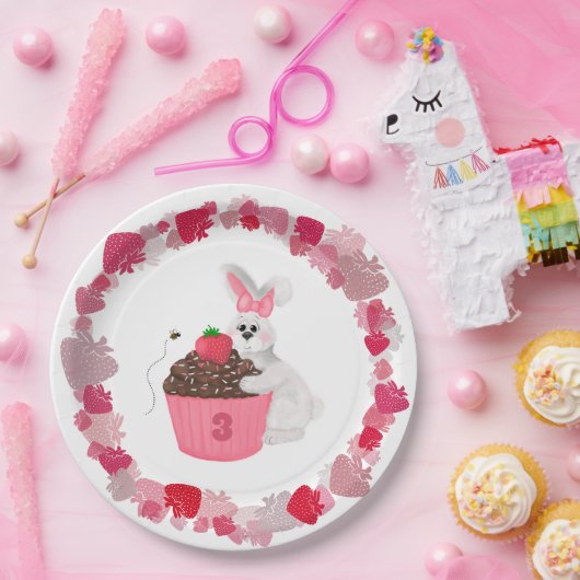 Whimsical Bunny & Strawberry Cupcake Geburtstag Pappteller (Party)