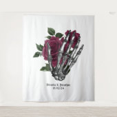 Whimsical Burgundy Bloral Skelett Gothic Wedding Wandteppich (Vorderseite)